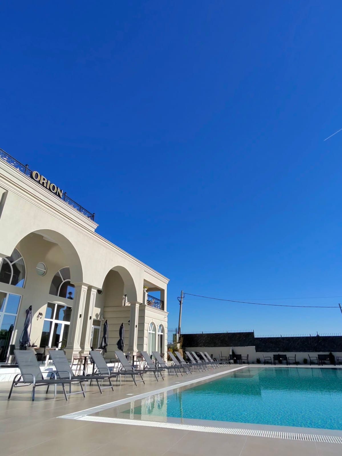 Piscina e arcate Orion — cielo azzurro